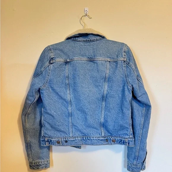 Levi's Medium Wash Sherpa Lined Denim Jacket - Picture 2 of 7
